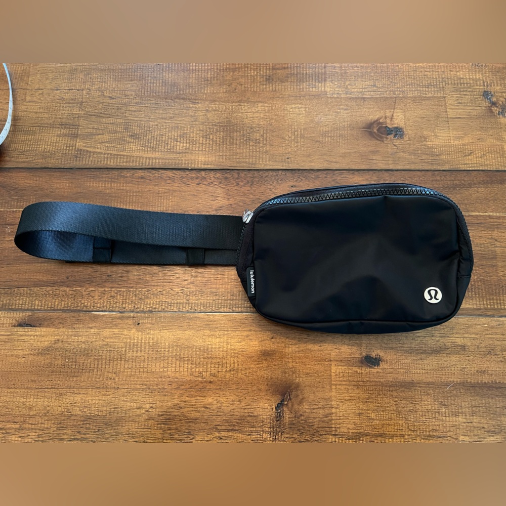LULULEMON | Everywhere Belt Bag - Picture 2 of 5
